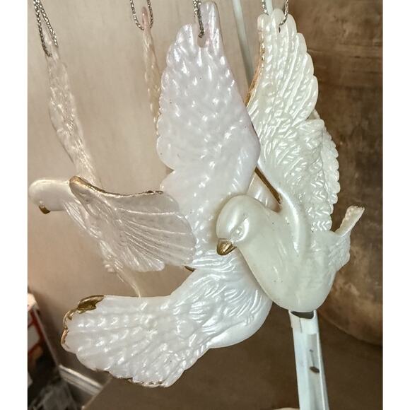 Vintage Christmas Ornament Lot – Black Gold Finial & 4 Pearlized Flying Doves - Picture 5 of 9